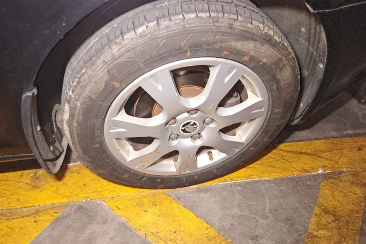 Used Skoda Octavia 2014 1.6L Manual Yijie Edition Right Front Wheel Hub