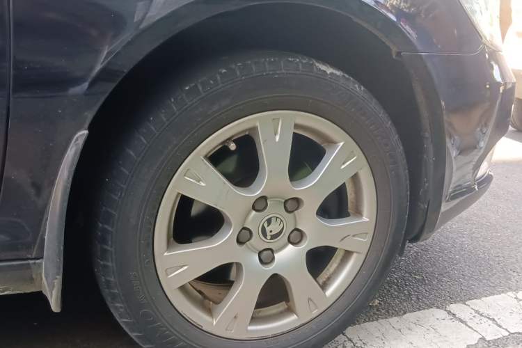 Used Skoda Octavia 2014 1.6L Automatic Yijie Edition Right Front Wheel Hub