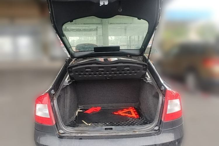 Used Skoda Octavia 2014 1.6L Automatic Yijie Edition Trunk