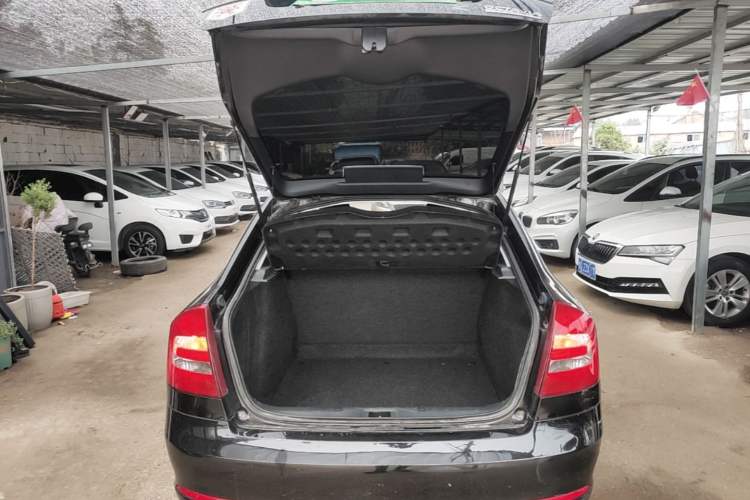 Used Skoda Octavia 2014 1.6L Manual Eado Edition Trunk