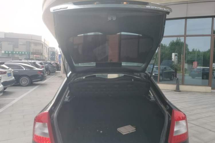 Used Skoda Octavia 2014 1.6L Manual Yijie Edition Trunk