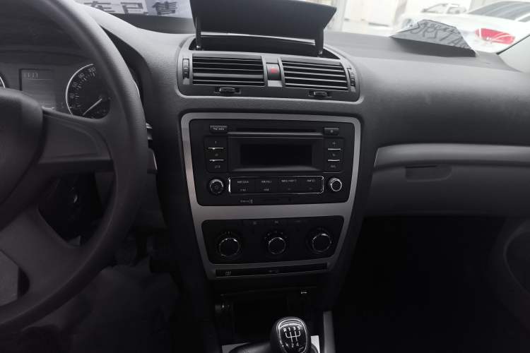 Used Skoda Octavia 2014 1.6L Manual Yijie Edition Audio And AC Panel