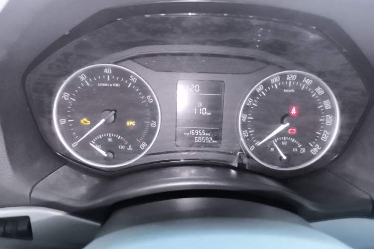 Used Skoda Octavia 2014 1.6L Manual Yijie Edition Odometer Close Up