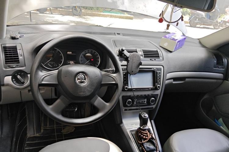 Used Skoda Octavia 2014 1.6L Automatic Yijun Edition Center Console