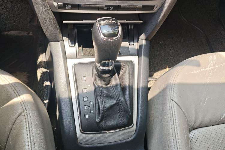 Used Skoda Octavia 2014 1.6L Automatic Yijie Edition Gear Lever