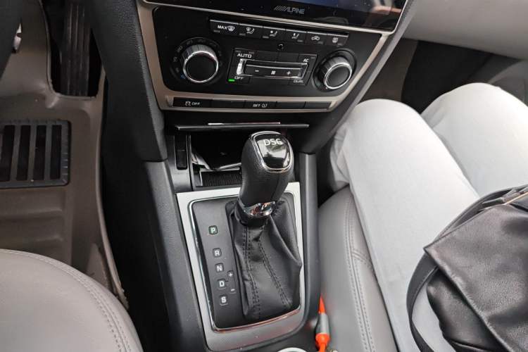 Used Skoda Octavia 2014 1.4TSI DSG Yijun Edition Gear Lever