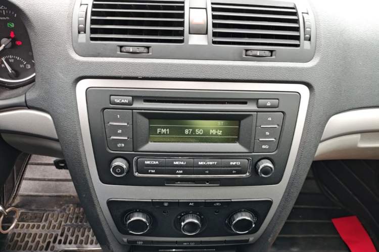 Used Skoda Octavia 2014 1.6L Automatic Yijie Edition Audio And AC Panel