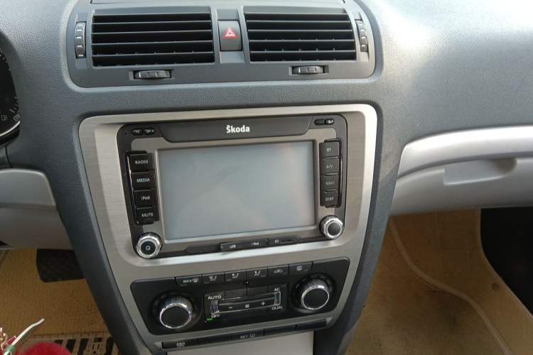 Used Skoda Octavia 2014 1.6L Automatic Yijun Edition Audio And AC Panel