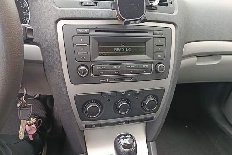 Used Skoda Octavia 2014 1.6L Automatic Yijie Edition Audio And AC Panel