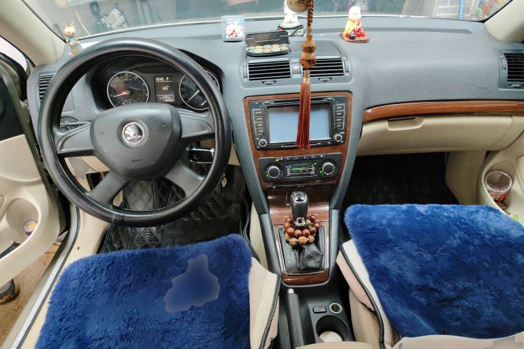 Used Skoda Octavia 2014 1.6L Automatic Yijun Edition Center Console
