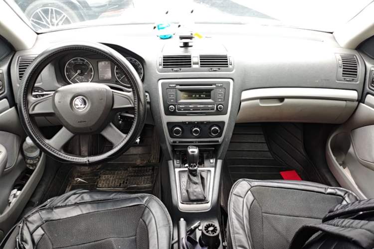 Used Skoda Octavia 2014 1.6L Automatic Yijie Edition Center Console