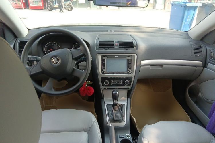 Used Skoda Octavia 2014 1.6L Automatic Yijun Edition Center Console