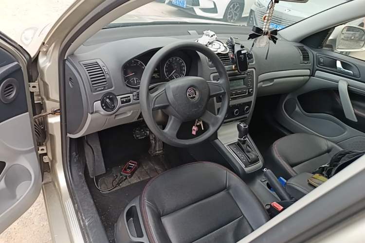 Used Skoda Octavia 2014 1.6L Automatic Yijie Edition Center Console