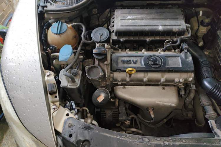 Used Skoda Octavia 2014 1.6L Automatic Yijun Edition Engine Bay Right