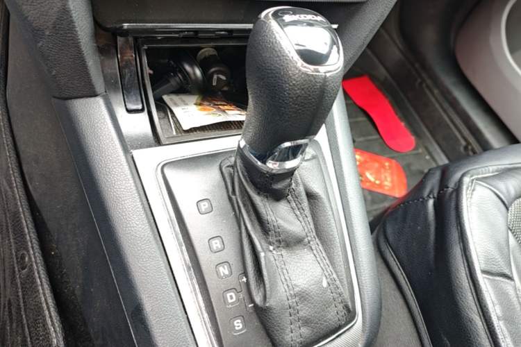 Used Skoda Octavia 2014 1.6L Automatic Yijie Edition Gear Lever