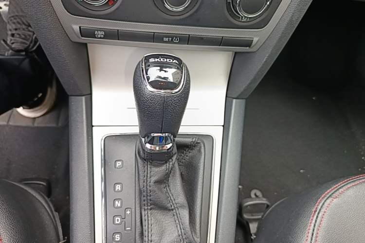 Used Skoda Octavia 2014 1.6L Automatic Yijie Edition Gear Lever