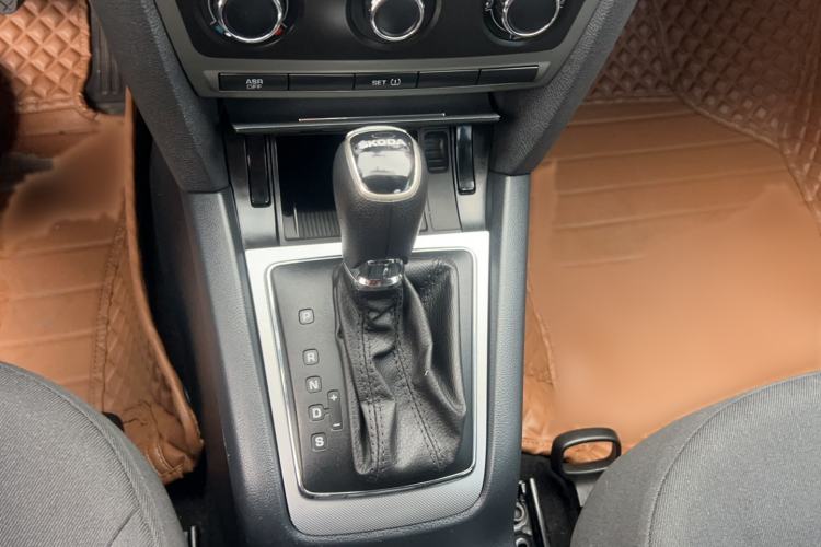 Used Skoda Octavia 2014 1.6L Automatic Yijie Edition Interior 6
