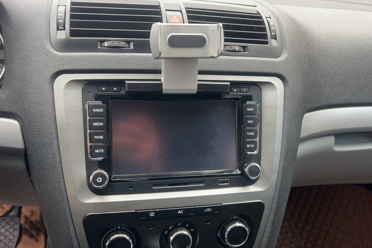 Used Skoda Octavia 2014 1.6L Automatic Yijie Edition Interior 7