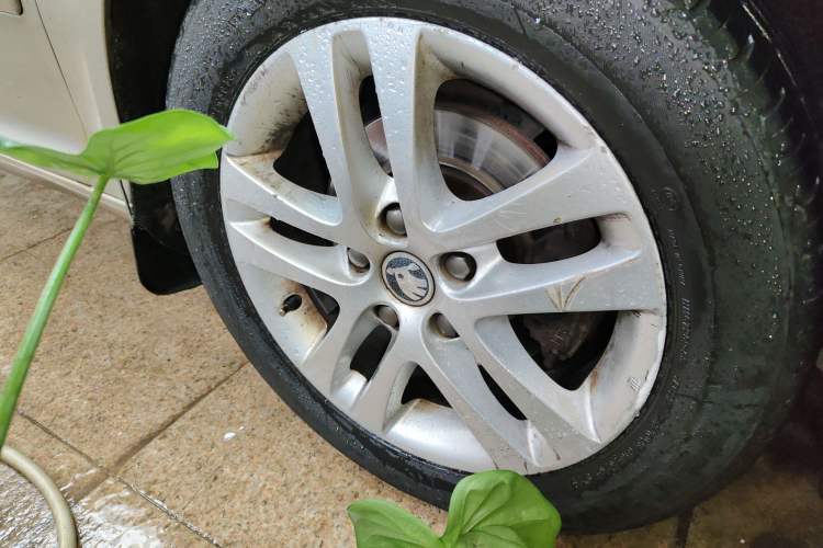 Used Skoda Octavia 2014 1.6L Automatic Yijun Edition Right Front Wheel Hub
