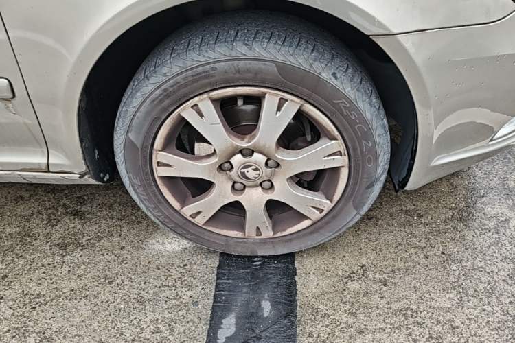 Used Skoda Octavia 2014 1.6L Automatic Yijie Edition Right Front Wheel Hub