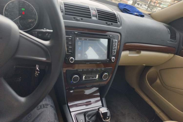Used Skoda Octavia 2014 1.6L Automatic Yijun Edition Audio And AC Panel