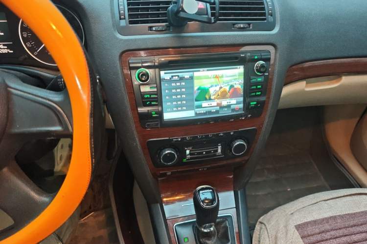 Used Skoda Octavia 2014 1.6L Automatic Yijun Edition Audio And AC Panel