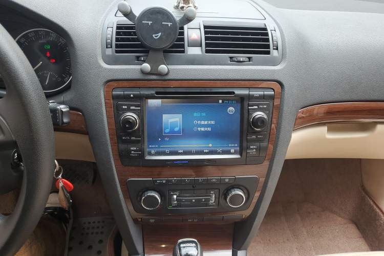 Used Skoda Octavia 2014 1.6L Automatic Yijun Edition Audio And AC Panel