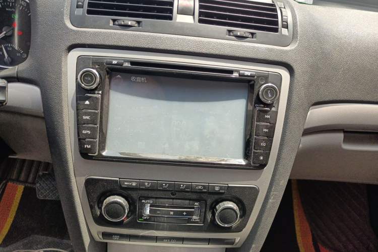 Used Skoda Octavia 2014 1.6L Automatic Yijun Edition Audio And AC Panel