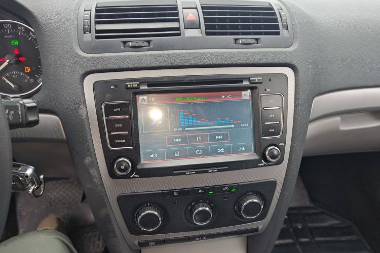 Used Skoda Octavia 2014 1.6L Automatic Yijie Edition Audio And AC Panel