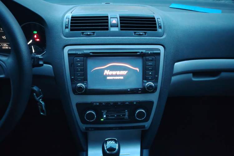Used Skoda Octavia 2014 1.8TSI DSG Yijun Edition Audio And AC Panel