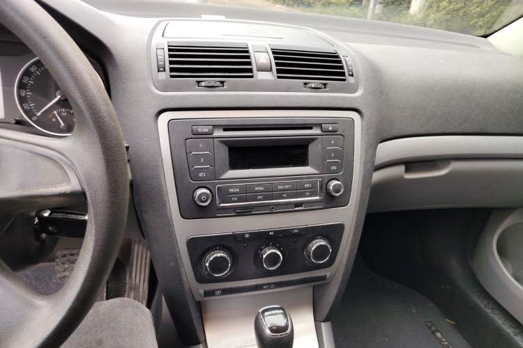 Used Skoda Octavia 2014 1.6L Automatic Yijie Edition Audio And AC Panel