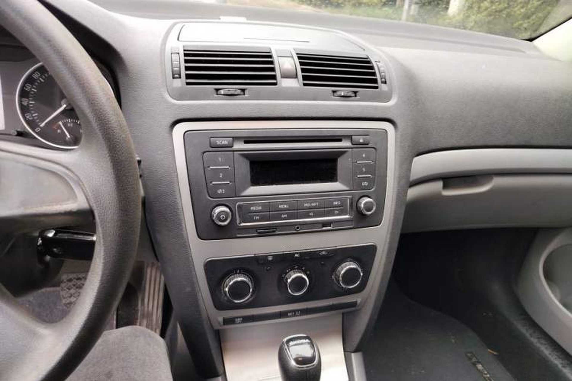 Used Skoda Octavia 2014 1.6L Automatic Yijie Edition Audio And AC Panel