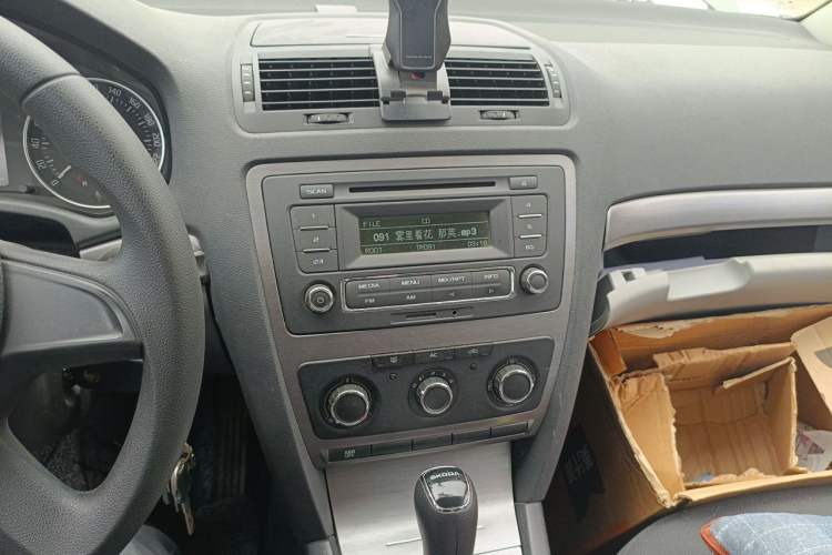 Used Skoda Octavia 2014 1.6L Automatic Eado Edition Audio And AC Panel
