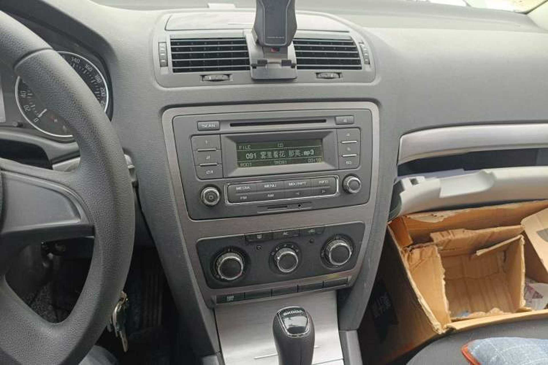 Used Skoda Octavia 2014 1.6L Automatic Eado Edition Audio And AC Panel