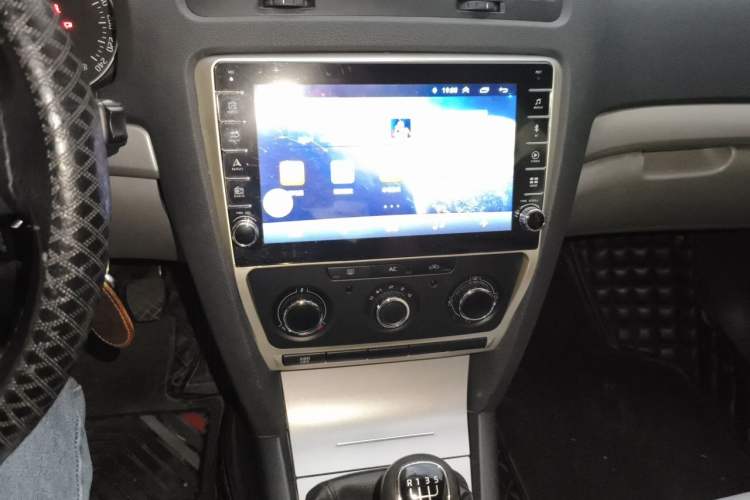 Used Skoda Octavia 2014 1.6L Manual Eado Edition Audio And AC Panel