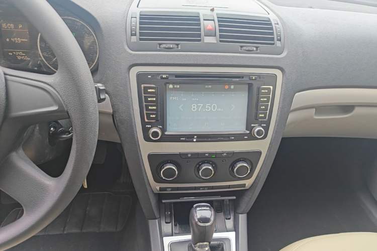 Used Skoda Octavia 2014 1.6L Automatic Yijie Edition Audio And AC Panel