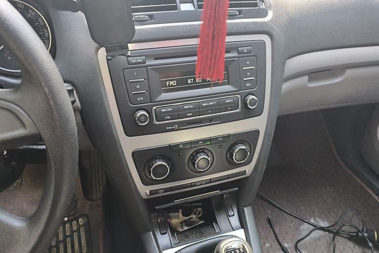 Used Skoda Octavia 2014 1.6L Manual Yijie Edition Audio And AC Panel