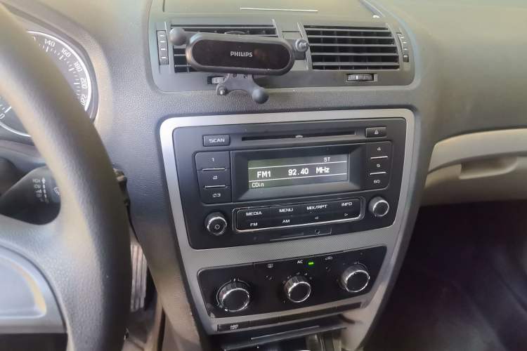 Used Skoda Octavia 2014 1.6L Automatic Eado Edition Audio And AC Panel