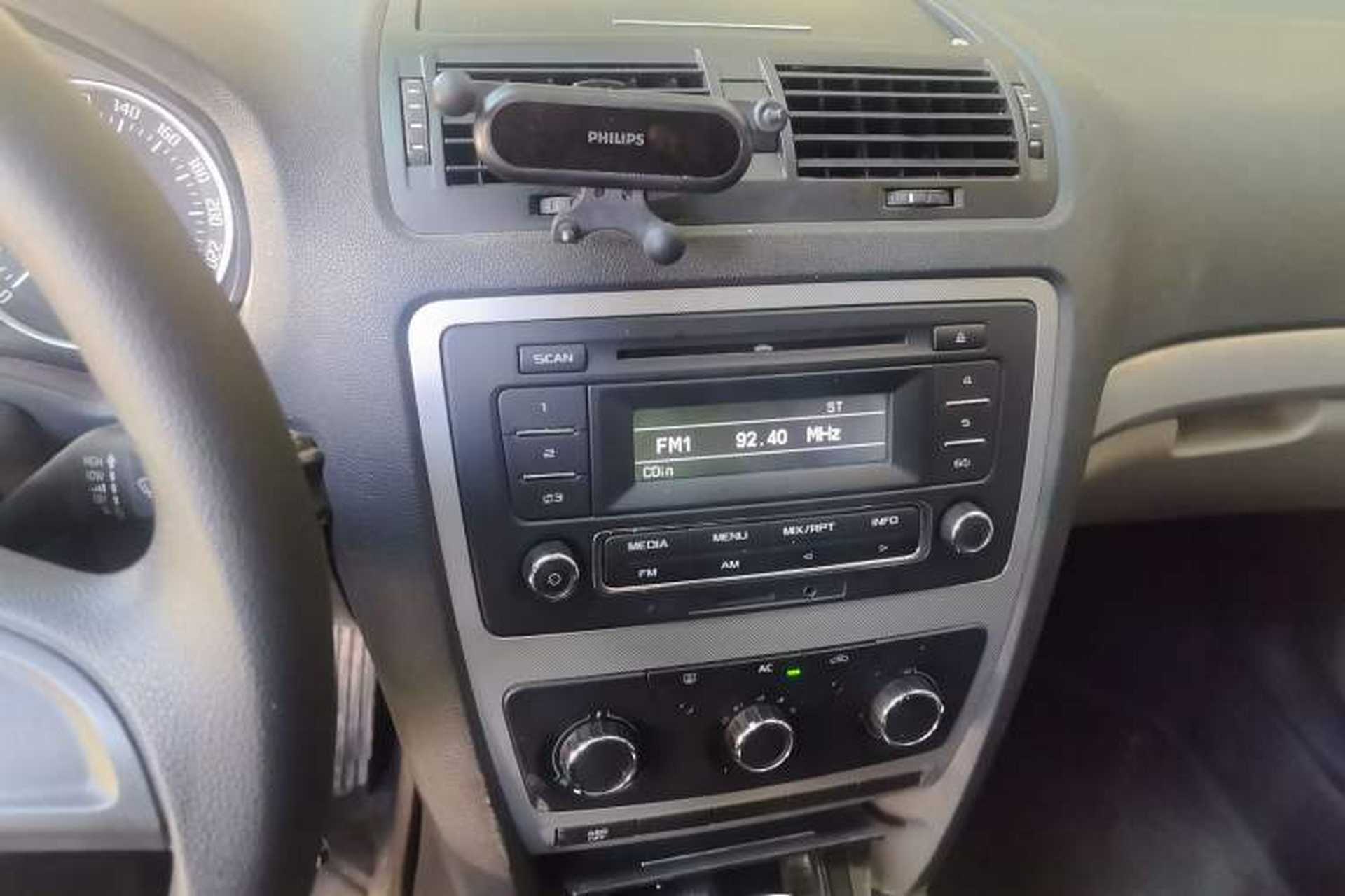 Used Skoda Octavia 2014 1.6L Automatic Eado Edition Audio And AC Panel