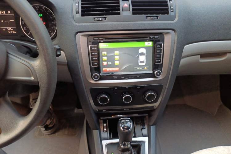 Used Skoda Octavia 2014 1.6L Automatic Yijie Edition Audio And AC Panel