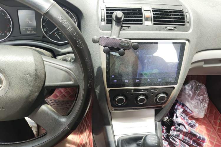 Used Skoda Octavia 2014 1.6L Manual Yijie Edition Audio And AC Panel