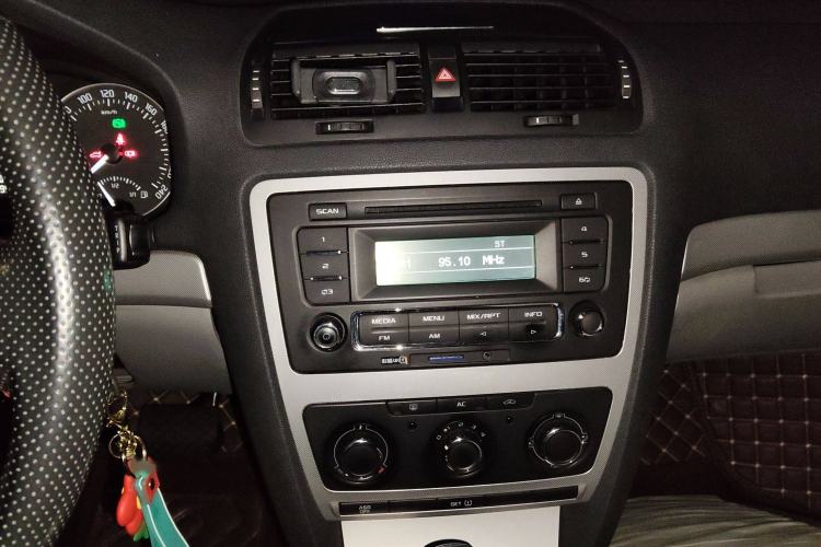 Used Skoda Octavia 2014 1.6L Automatic Yijie Edition Audio And AC Panel