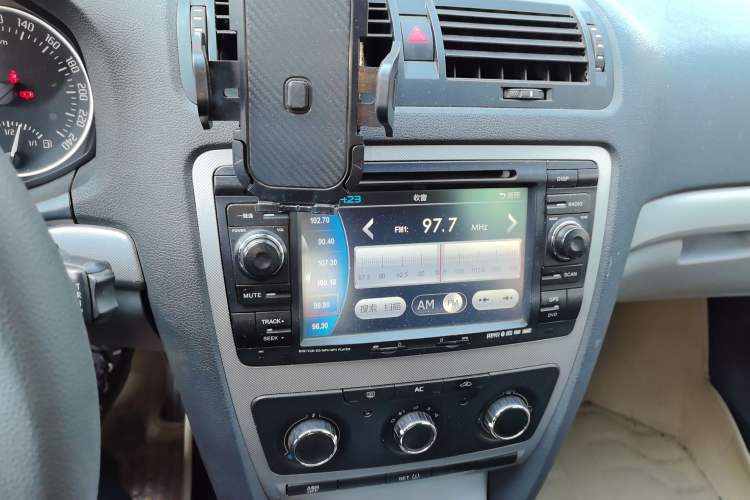 Used Skoda Octavia 2014 1.6L Automatic Yijie Edition Audio And AC Panel