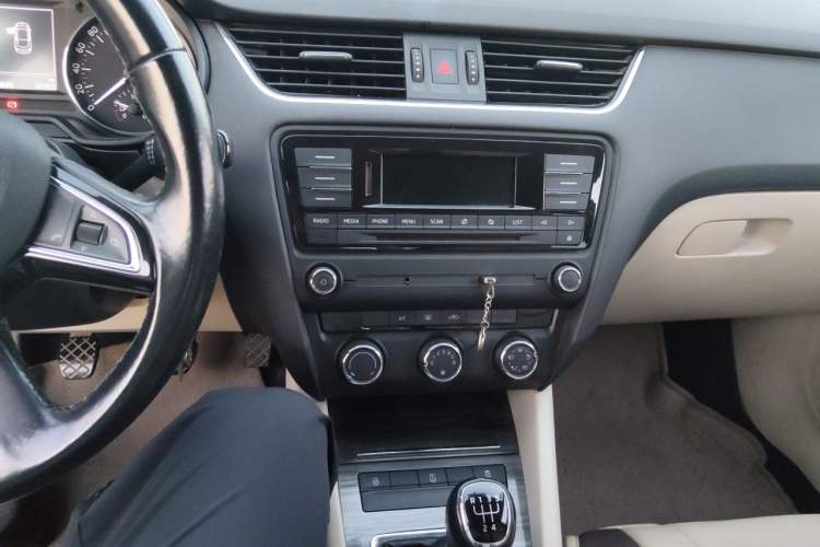 Used Skoda Octavia 2014 1.6L Manual Yijie Edition Audio And AC Panel