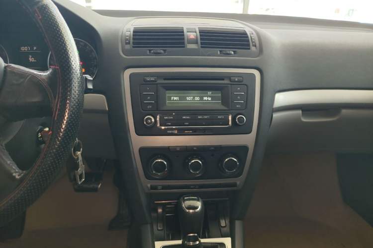 Used Skoda Octavia 2014 1.6L Automatic Yijie Edition Audio And AC Panel