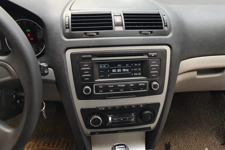 Used Skoda Octavia 2014 1.6L Automatic Yijun Edition Audio And AC Panel