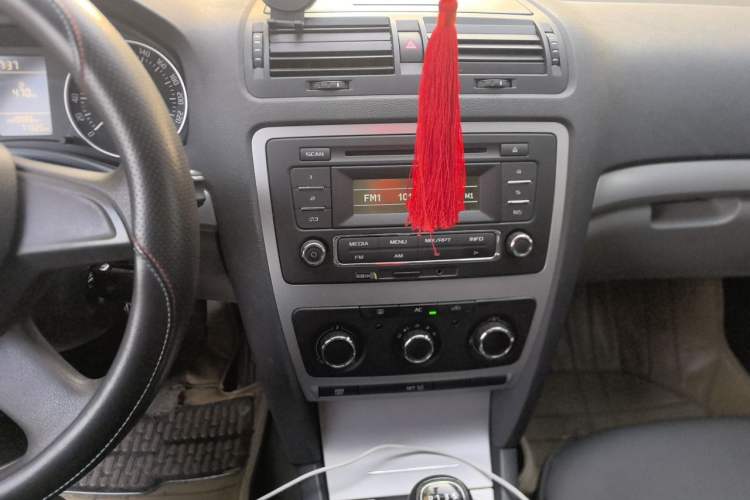 Used Skoda Octavia 2014 1.6L Manual Yijie Edition Audio And AC Panel