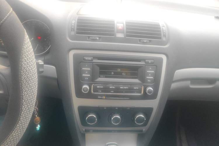 Used Skoda Octavia 2014 1.6L Automatic Yijie Edition Audio And AC Panel