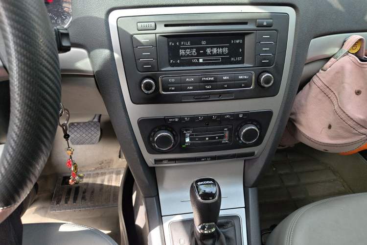 Used Skoda Octavia 2014 1.6L Automatic Yijun Edition Audio And AC Panel