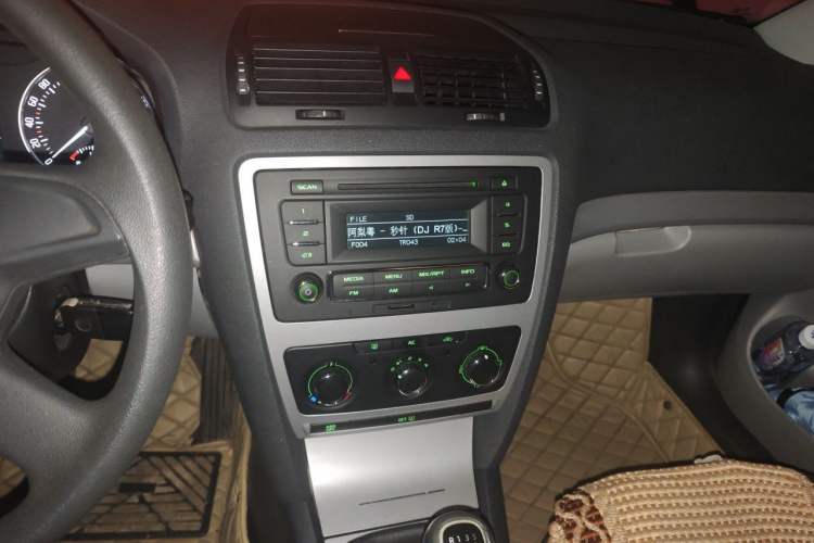 Used Skoda Octavia 2014 1.6L Manual Yijie Edition Audio And AC Panel